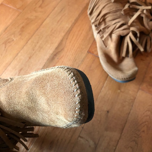 Minnetonka 3 Tier Fringe Boots - Picture 4 of 8